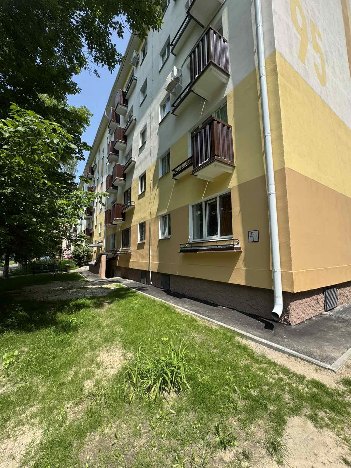 1-пакаёвая кватэра па адрасе 1-комн кварт ул. Б. Хмельницкого, 95