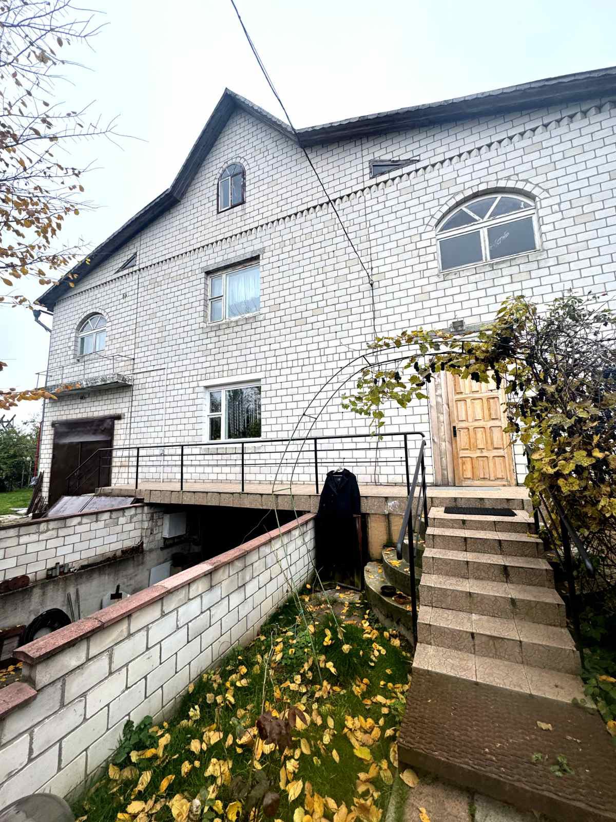 Дом по адресу 2-этажн дом ул Полевая, аг.Красное