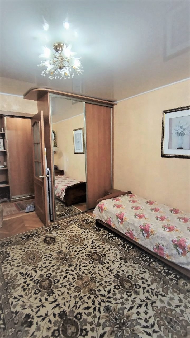 3-пакаёвая кватэра па адрасе 3-комн кварт ул Севастопольская, 103