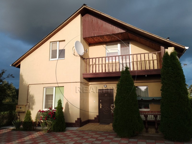 Дом по адресу 2- этажный дом в пригороде 