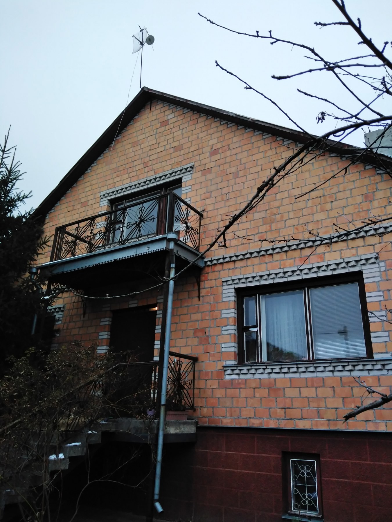 Дом по адресу Дом и земельный участок в ближайшем пригороде 