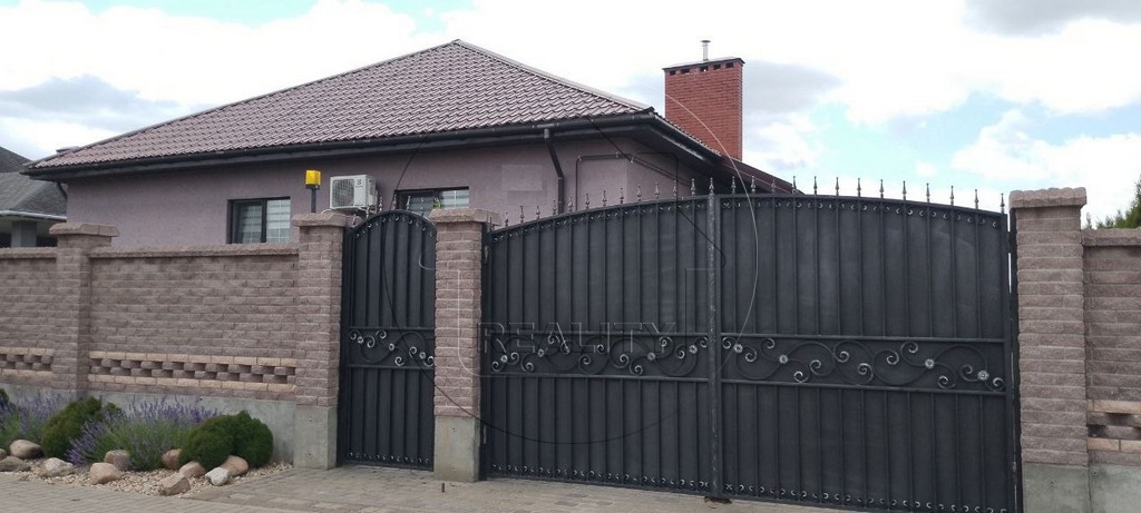 Дом по адресу Отличный дом с ухоженным участком в Бресте